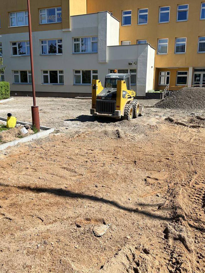 Darbų eiga. Trinkelių klojimas, bortų įrengimas ir viešųjų erdvių tvarkymas. Ilgalaikė kokybė.