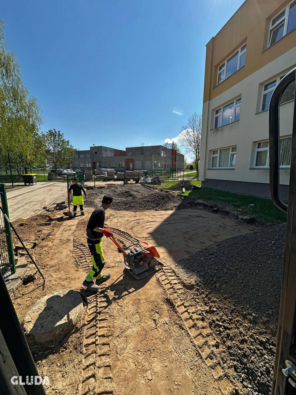 Darbų eiga. Trinkelių klojimas, bortų įrengimas ir viešųjų erdvių tvarkymas. Ilgalaikė kokybė.