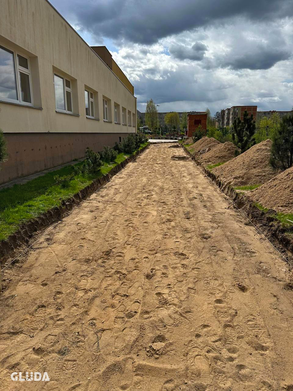 Darbų eiga. Trinkelių klojimas, bortų įrengimas ir viešųjų erdvių tvarkymas. Ilgalaikė kokybė.