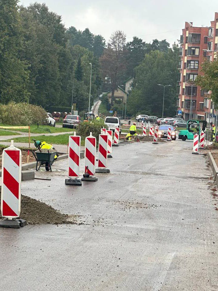 Darbų eiga. Trinkelių klojimas, bortų įrengimas ir viešųjų erdvių tvarkymas. Ilgalaikė kokybė.